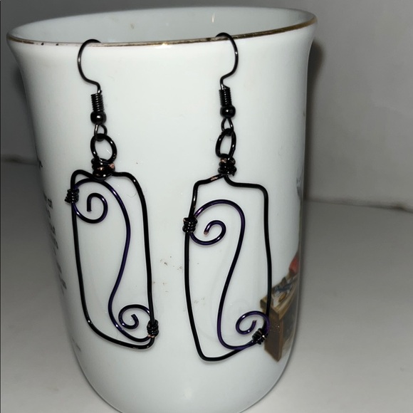 Elegant Black and Purple Wire Earrings - Picture 3 of 5